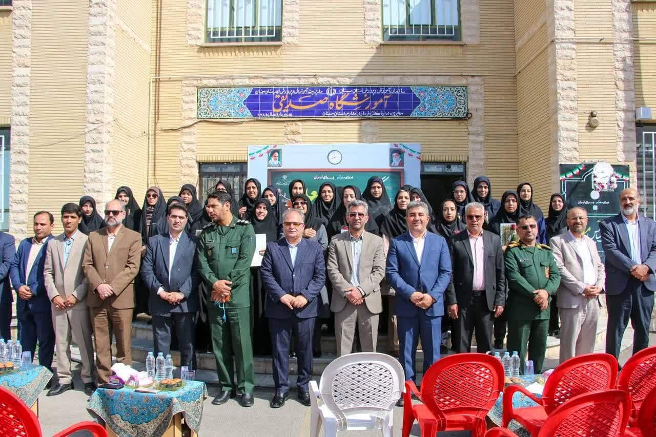 دانش آموز | دانش آموزان طنین زنگ «سپاس معلم» در مدارس استان سمنان؛ دانشآموزان قدردان معلمان - خبرگزاری مهر | اخبار ایران و جهان